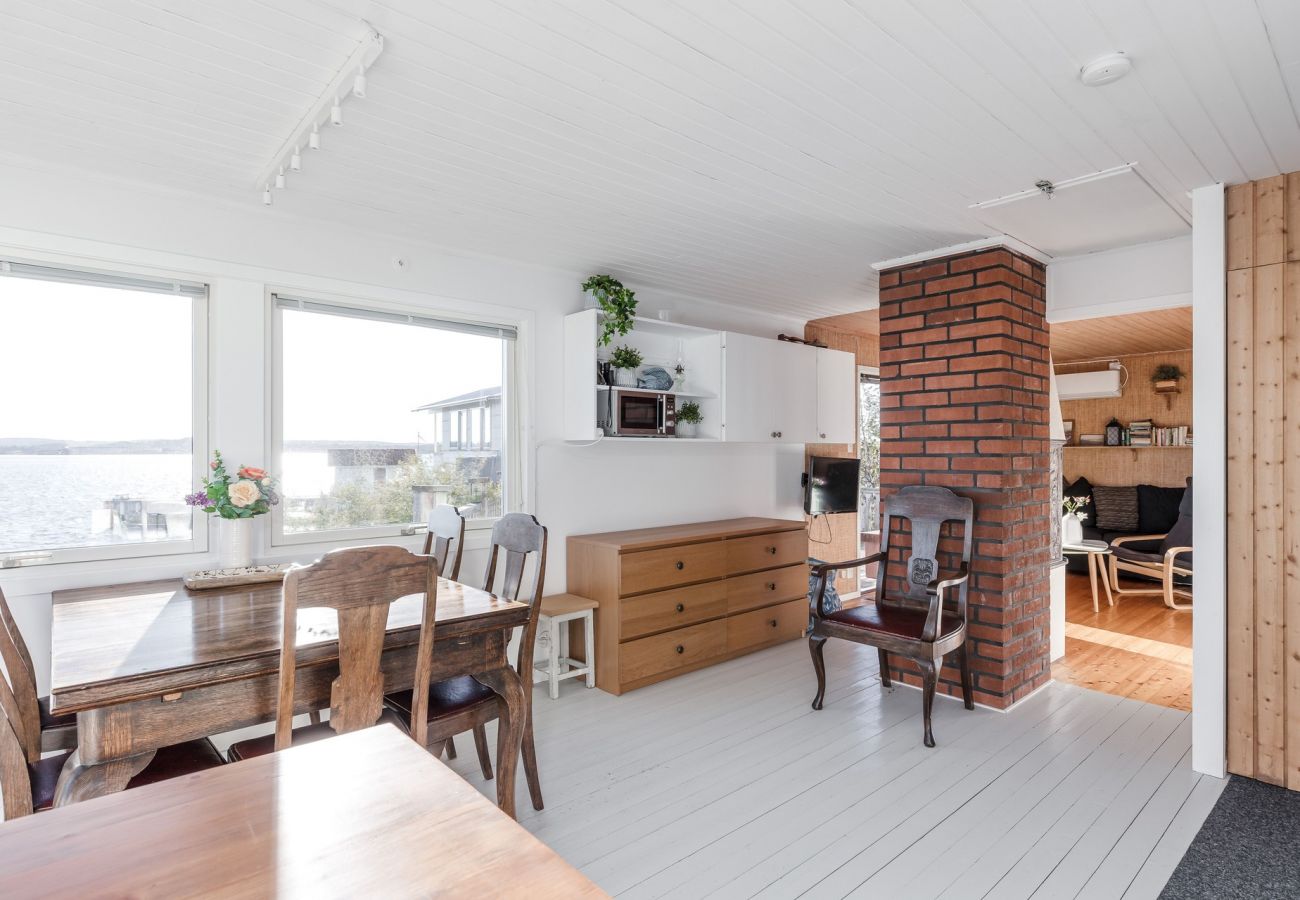 Stuga i Höviksnäs - Semesterhus med havsutsikt och privat strand på Tjörn  | SE09009