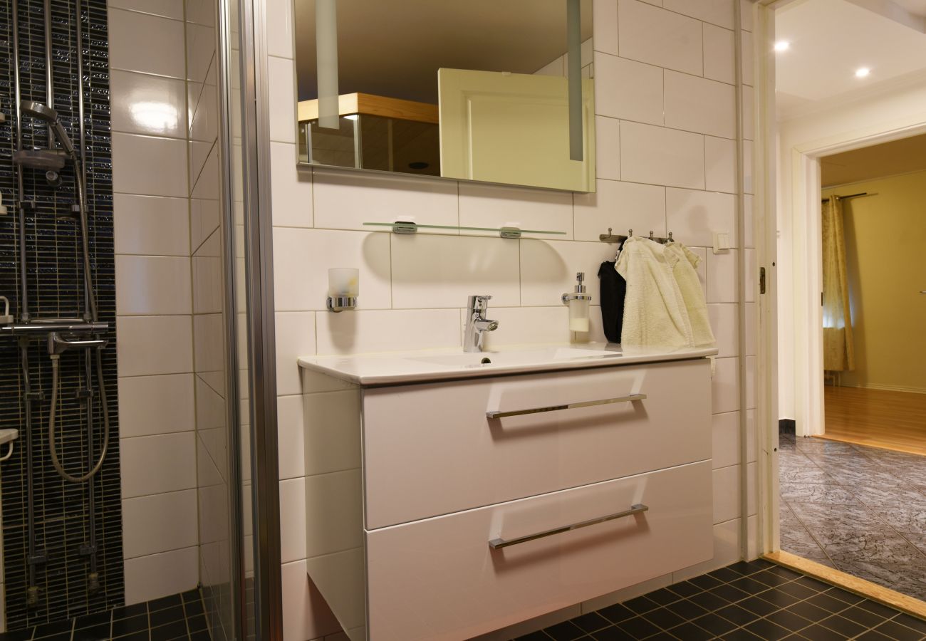 Stuga i Knivsta - Stor och välutrustad villa i Knivsta 