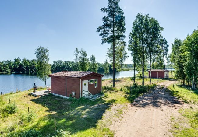 Stuga i Hamneda - StayNordic | Semesterhus med härlig utsikt över Hängasjön | SE06015