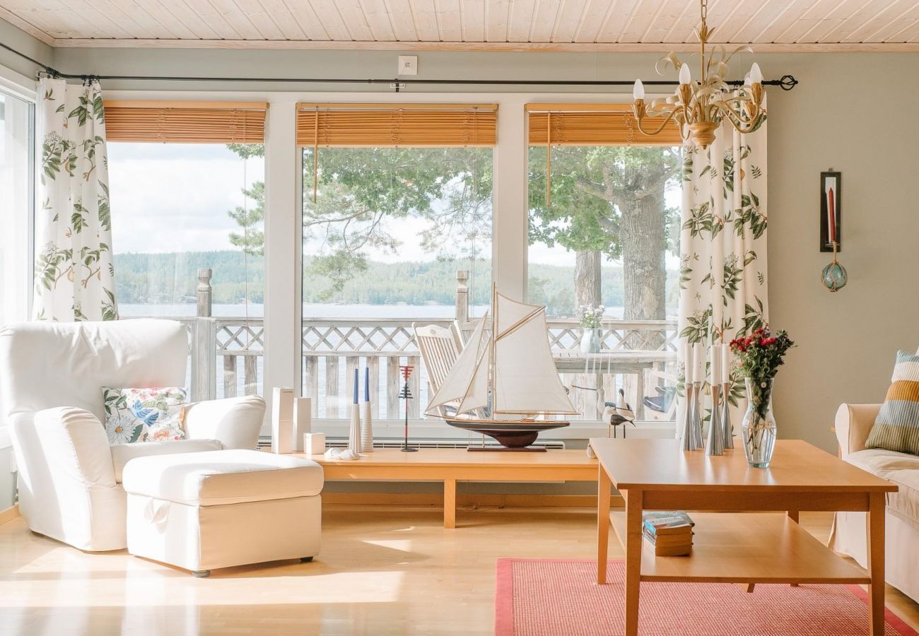 Stuga i Ydre - Härligt semesterhus med egen badplats och brygga