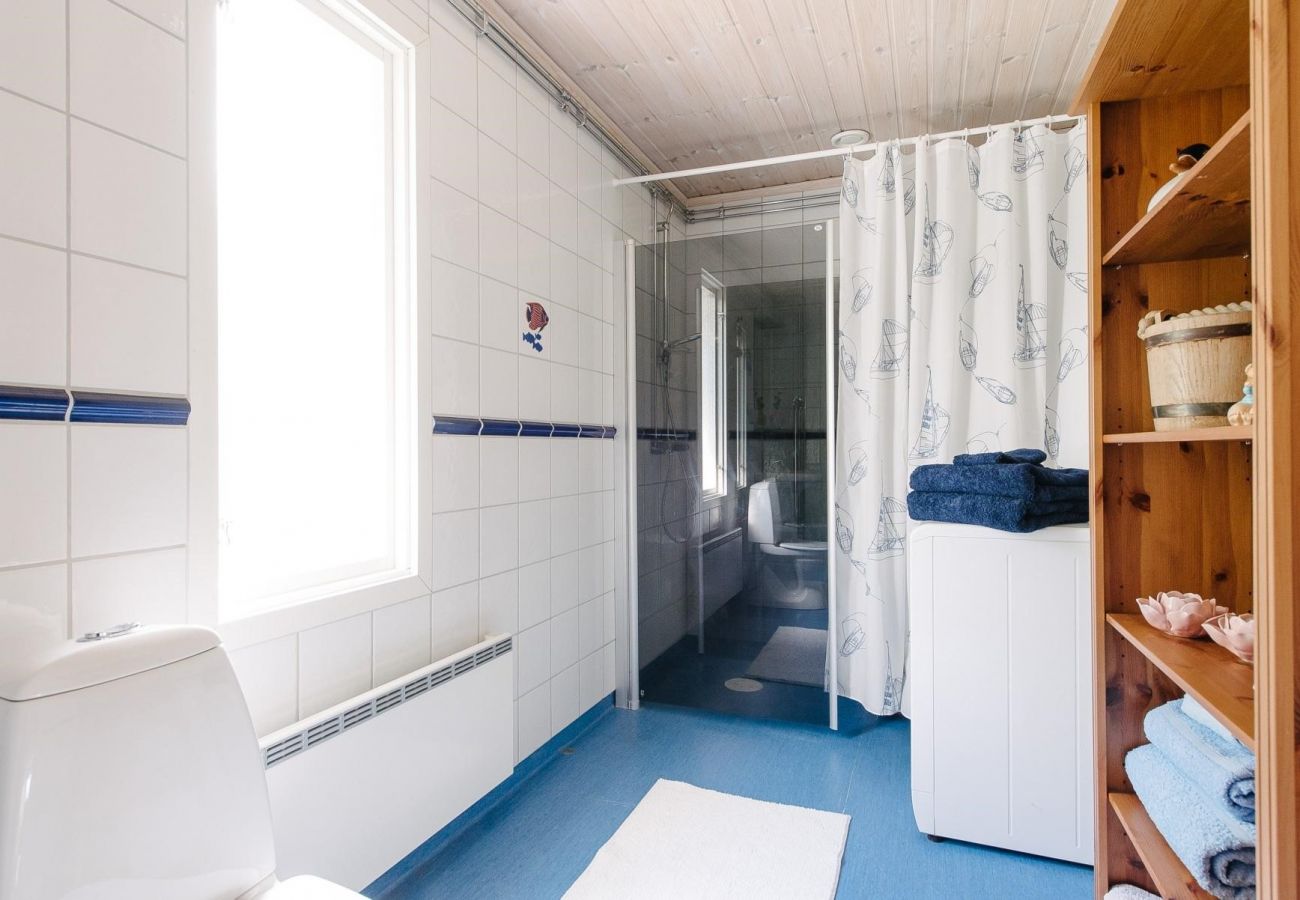 Stuga i Ydre - Härligt semesterhus med egen badplats och brygga