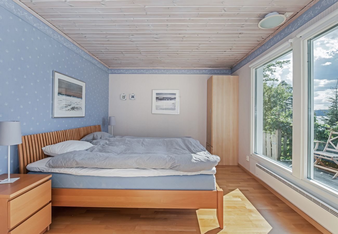 Stuga i Ydre - Härligt semesterhus med egen badplats och brygga