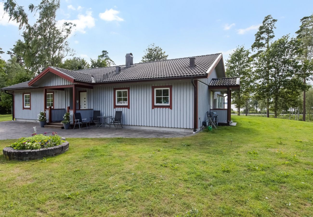 Stuga i Ljungby - Semesterhus i Hölminge med panoramautsikt över sjön Bolmen | SE06024