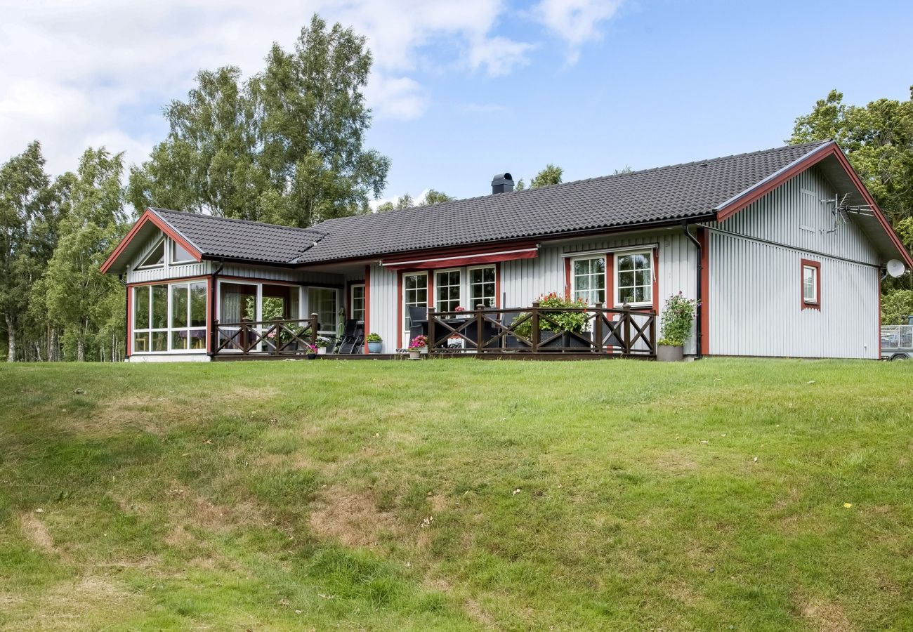 Stuga i Ljungby - Semesterhus i Hölminge med panoramautsikt över sjön Bolmen | SE06024