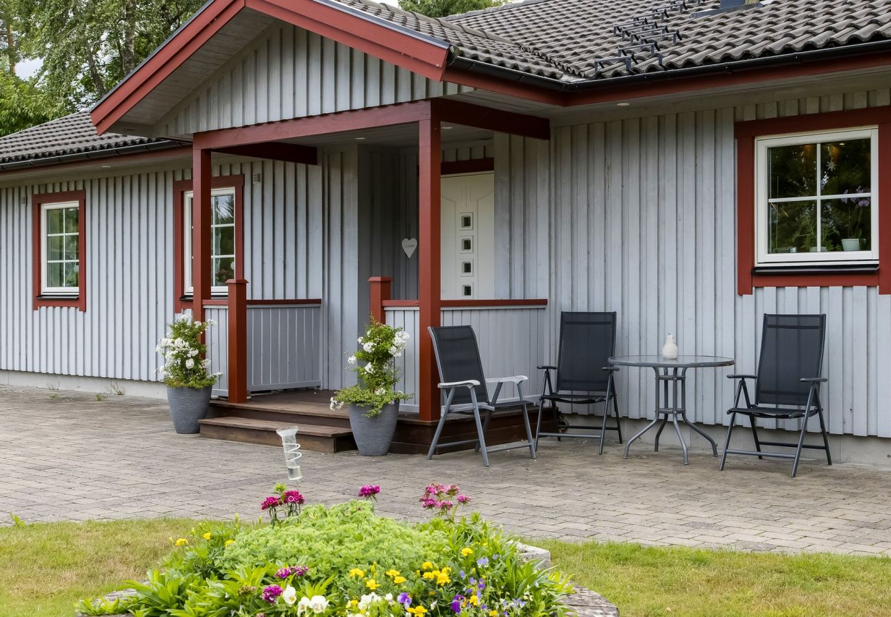 Stuga i Ljungby - Semesterhus i Hölminge med panoramautsikt över sjön Bolmen | SE06024
