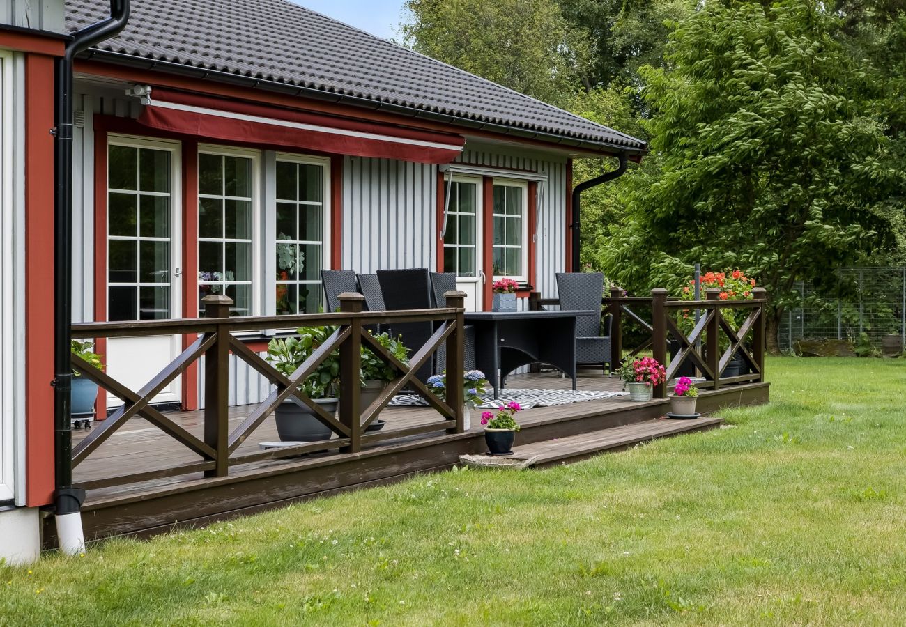 Stuga i Ljungby - Semesterhus i Hölminge med panoramautsikt över sjön Bolmen | SE06024