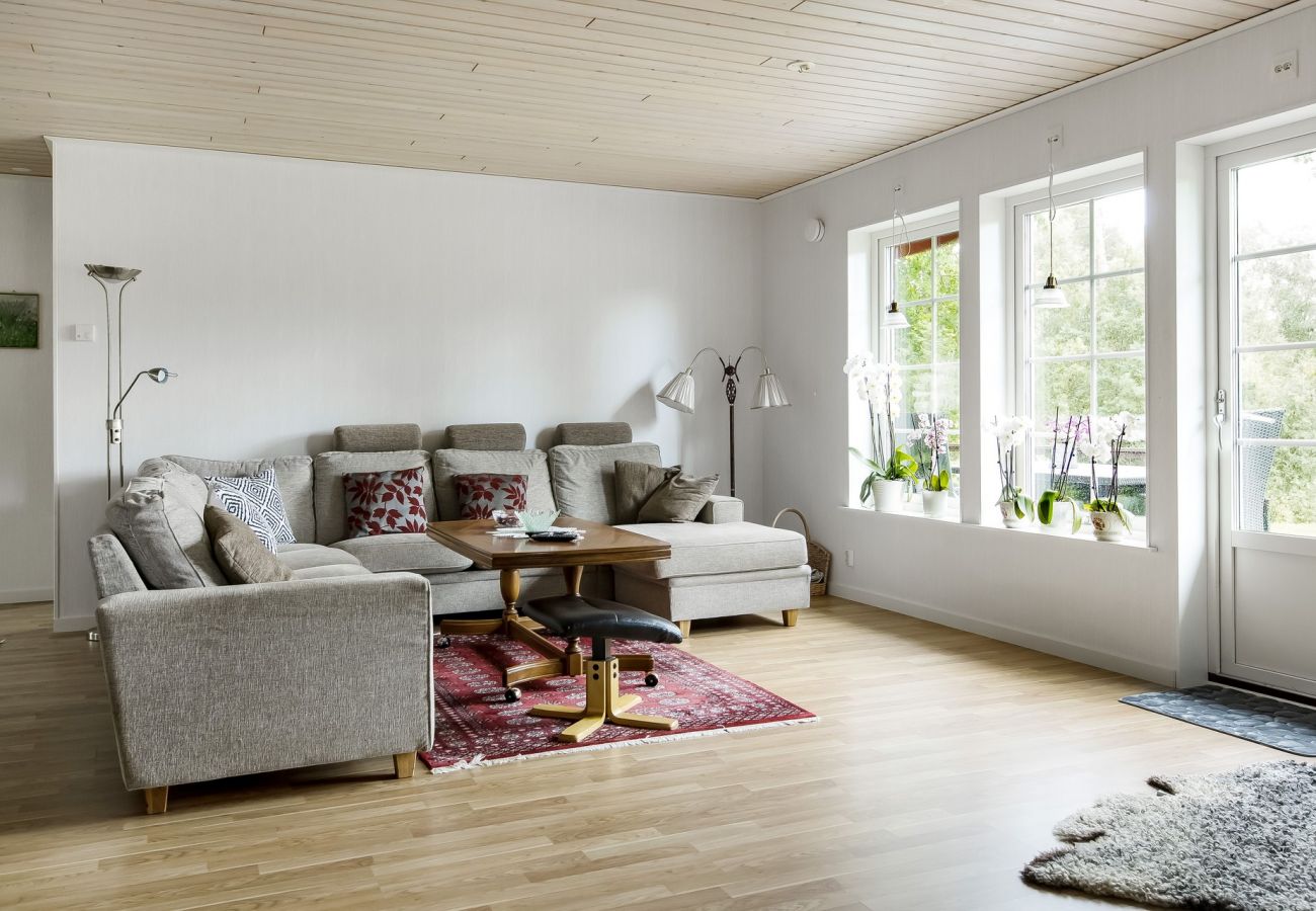 Stuga i Ljungby - Semesterhus i Hölminge med panoramautsikt över sjön Bolmen | SE06024