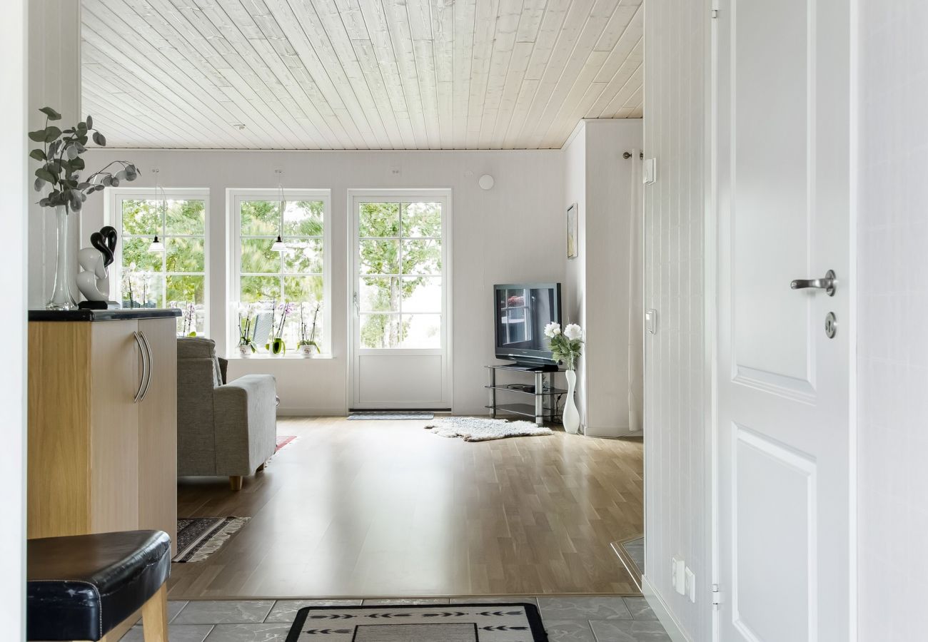 Stuga i Ljungby - Semesterhus i Hölminge med panoramautsikt över sjön Bolmen | SE06024