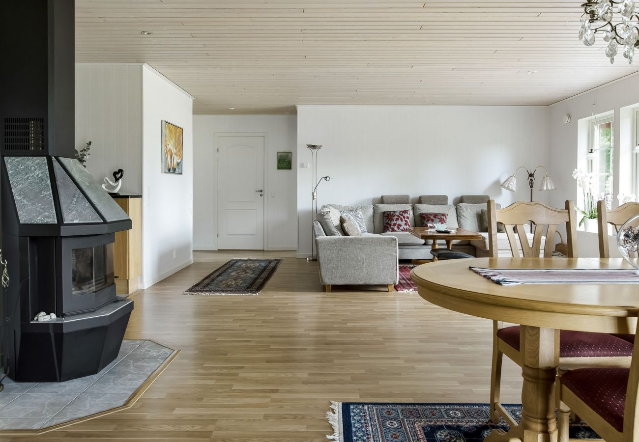 Stuga i Ljungby - Semesterhus i Hölminge med panoramautsikt över sjön Bolmen | SE06024