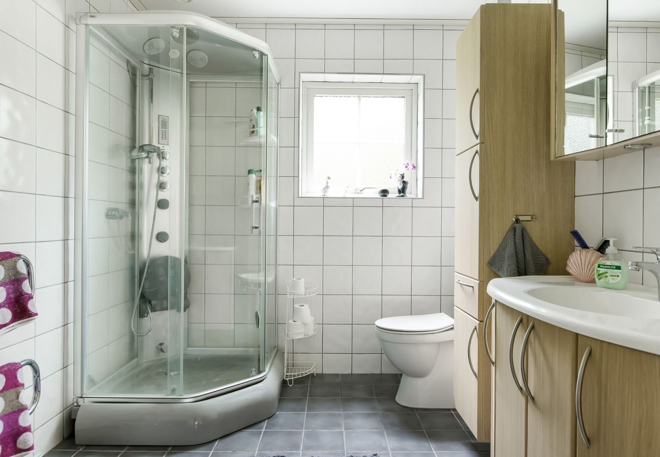 Stuga i Ljungby - Semesterhus i Hölminge med panoramautsikt över sjön Bolmen | SE06024