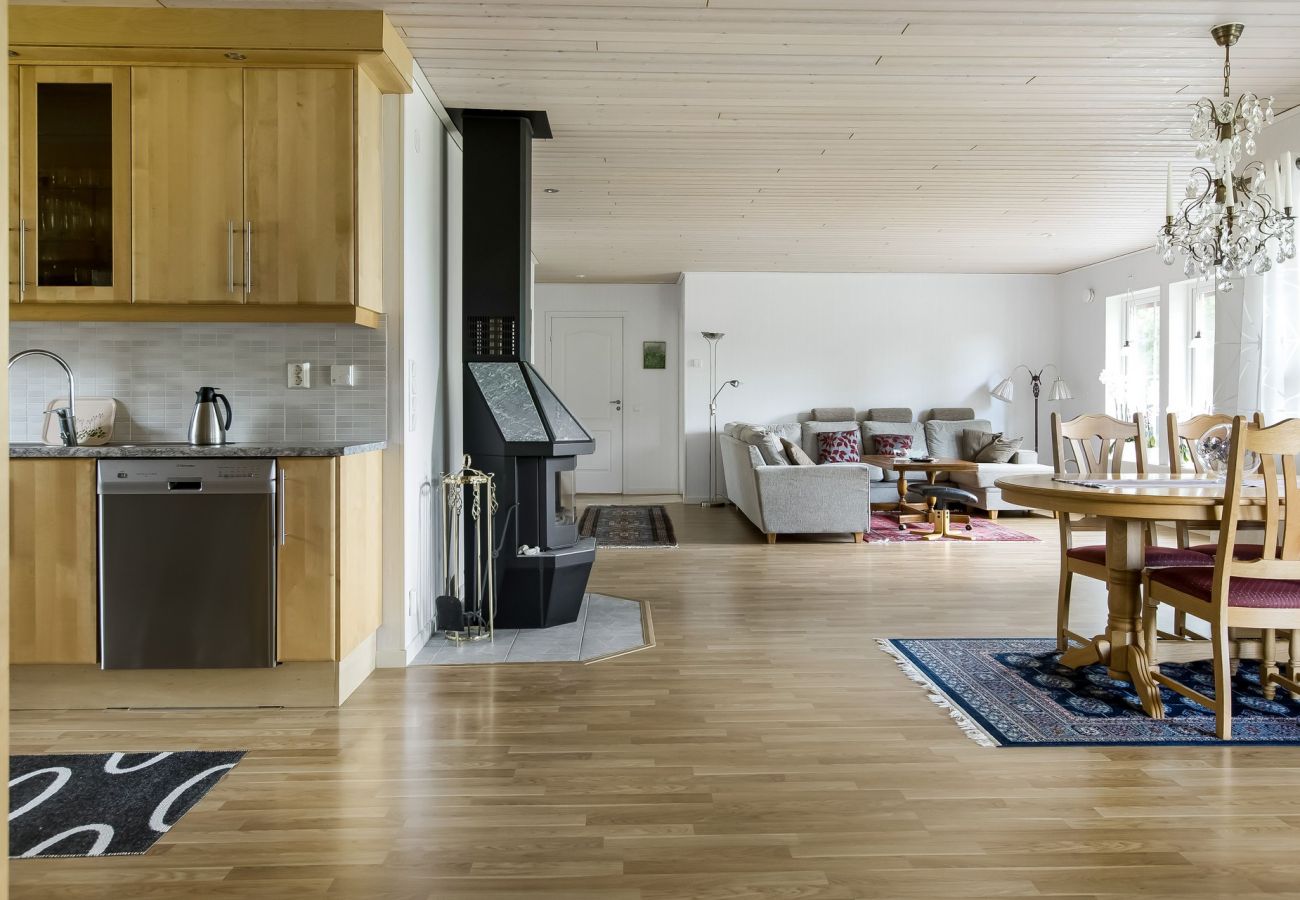 Stuga i Ljungby - Semesterhus i Hölminge med panoramautsikt över sjön Bolmen | SE06024