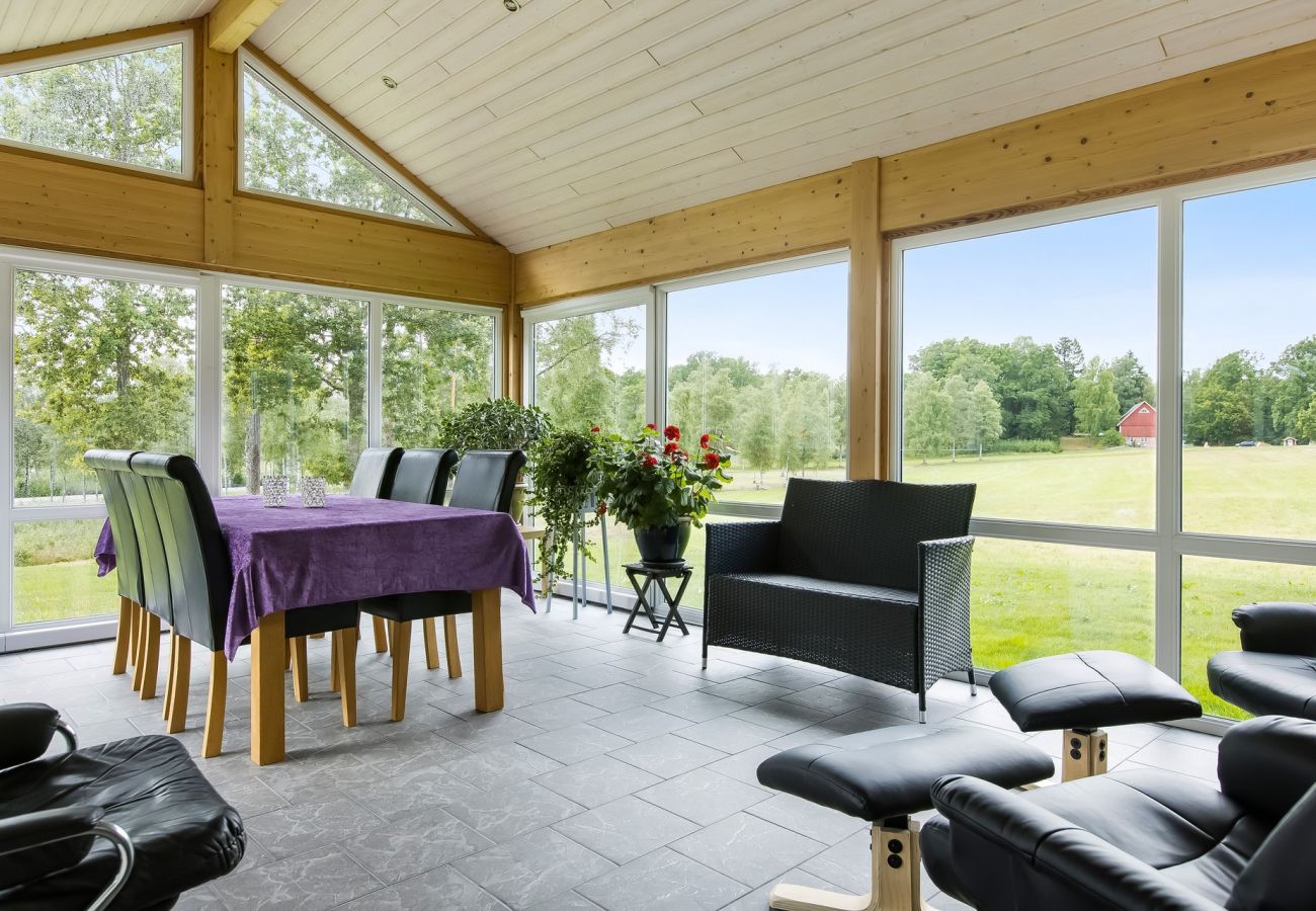 Stuga i Ljungby - Semesterhus i Hölminge med panoramautsikt över sjön Bolmen | SE06024
