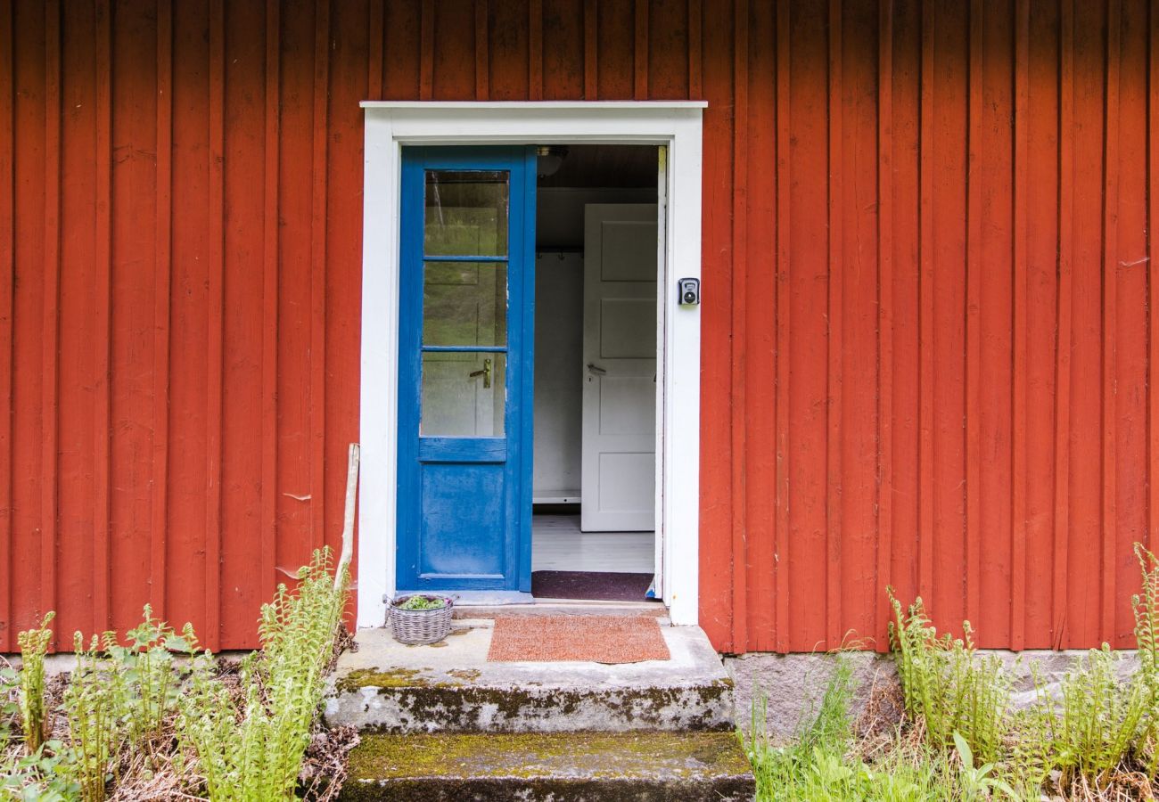 Stuga i Ryd - Mysig stuga med 500 m till sjö och roddbåt | SE06025