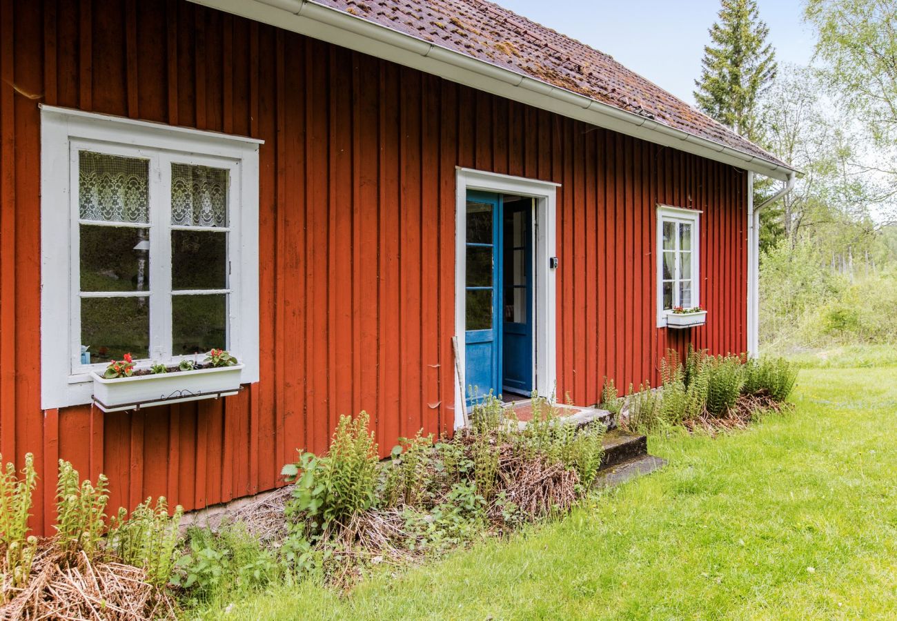 Stuga i Ryd - Mysig stuga med 500 m till sjö och roddbåt | SE06025