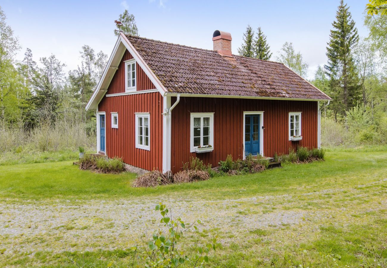 Stuga i Ryd - Mysig stuga med 500 m till sjö och roddbåt | SE06025
