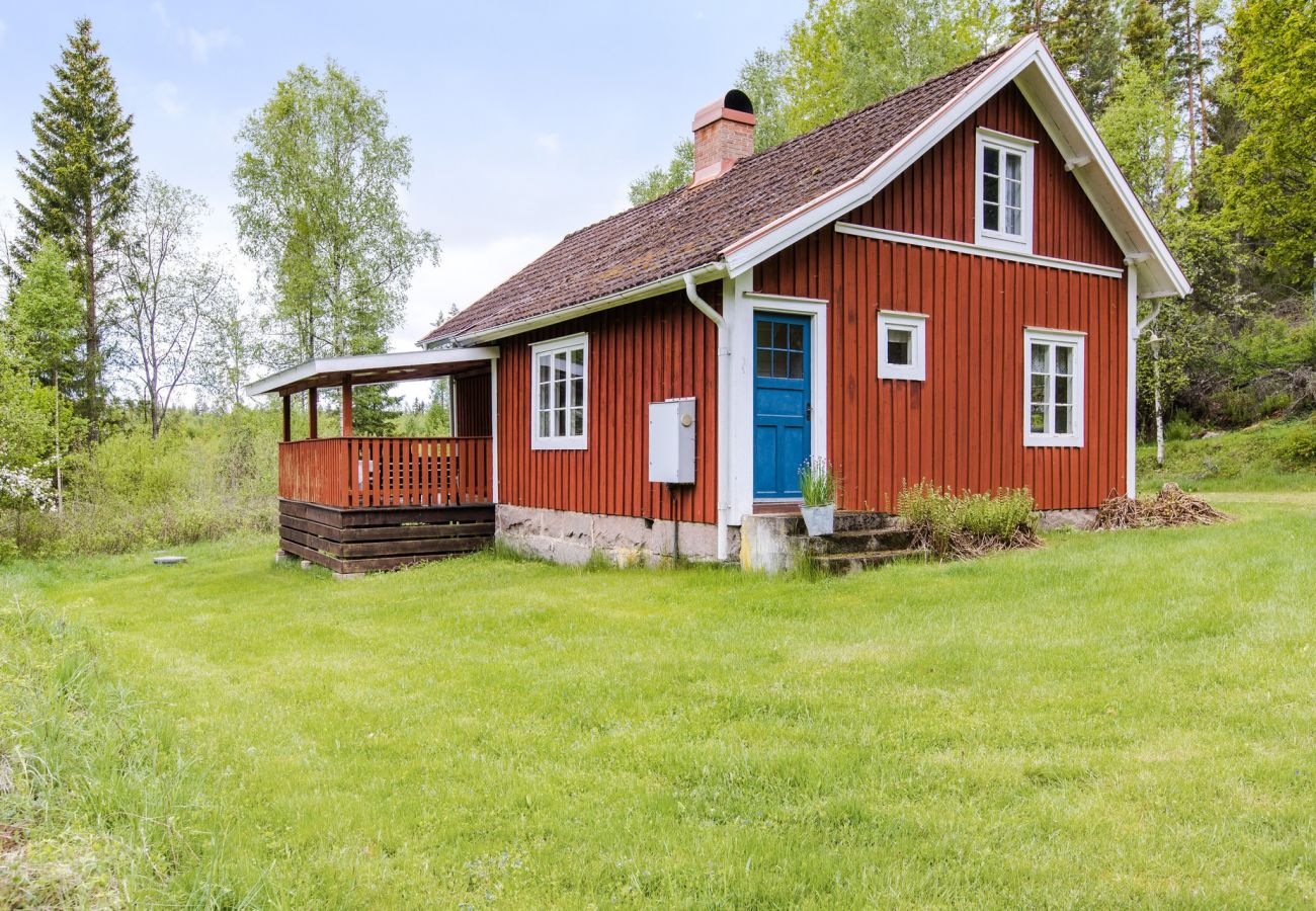 Stuga i Ryd - Mysig stuga med 500 m till sjö och roddbåt | SE06025