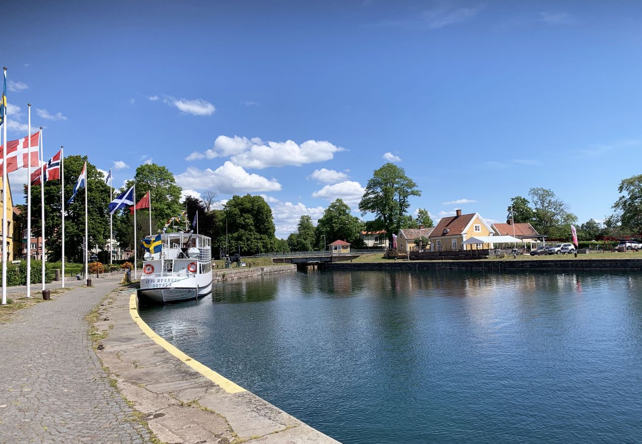 Stuga i Motala - Nybyggt attefallshus vid vackra Varamobadet!