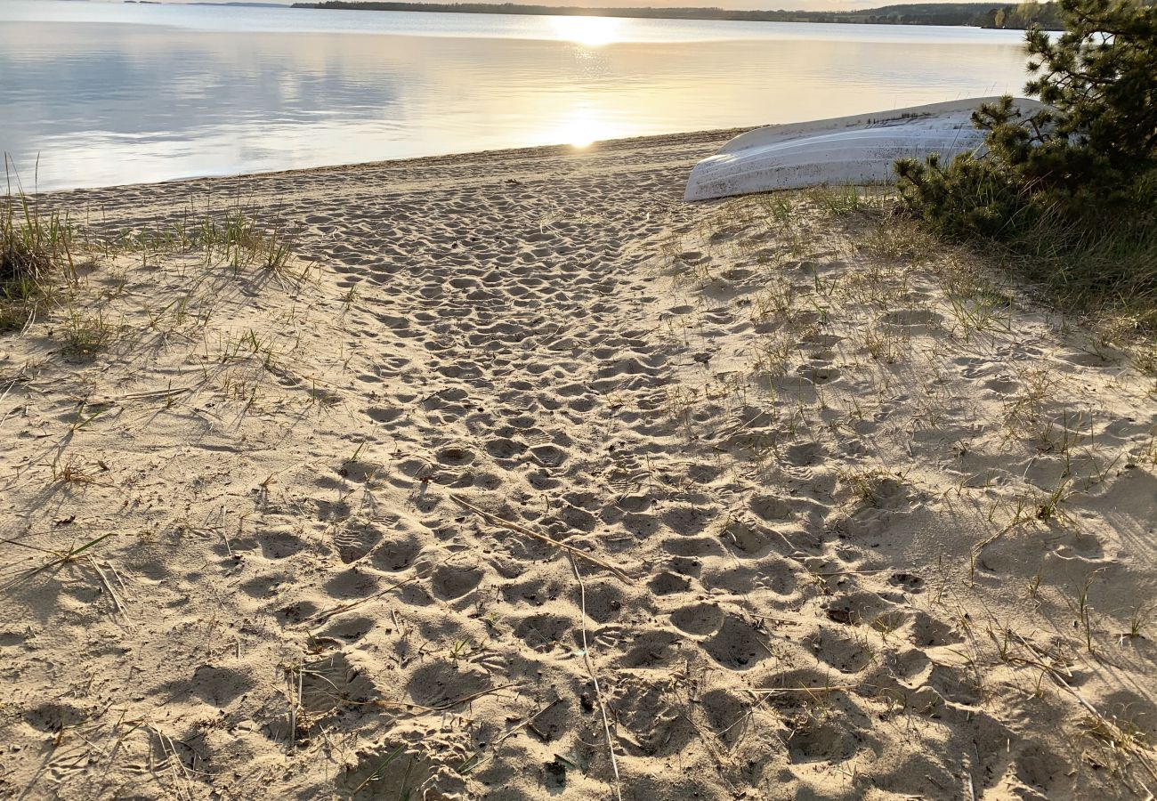 Stuga i Motala - Nybyggt attefallshus vid vackra Varamobadet!