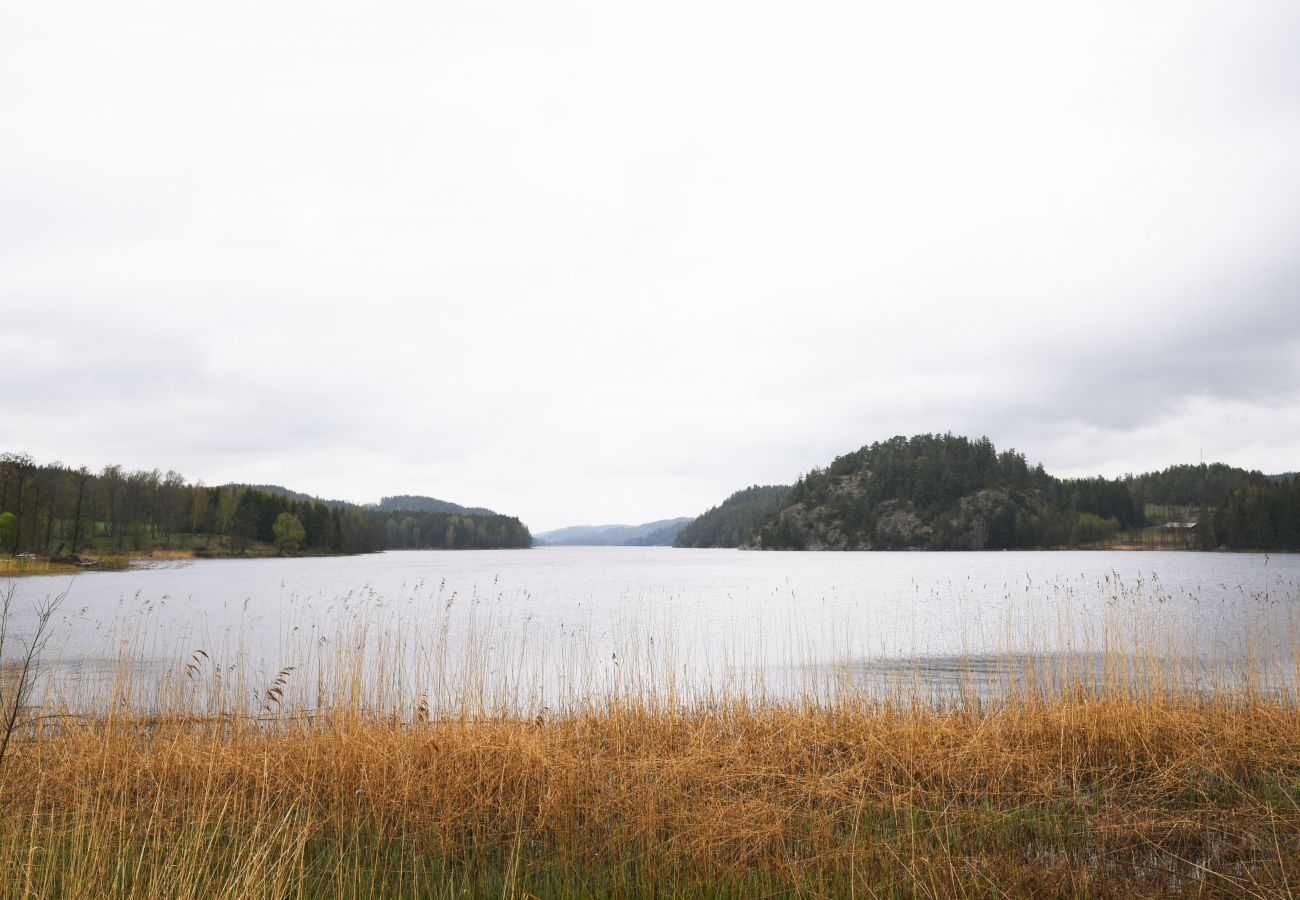 Stuga i Hedekas - StayNordic | Idyllisk stuga i Sundshult | SE09011