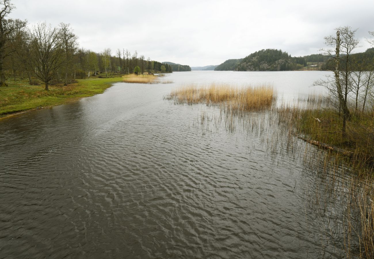 Stuga i Hedekas - StayNordic | Idyllisk stuga i Sundshult | SE09011