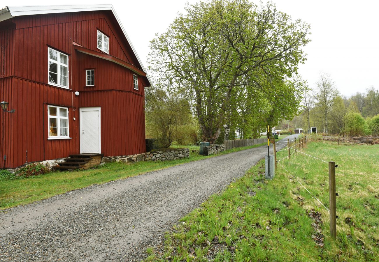 Stuga i Hedekas - StayNordic | Idyllisk stuga i Sundshult | SE09011