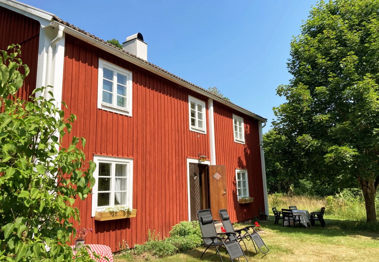 Stuga i Ryd - Trevligt semesterhus med 100 meter till sjön Åsnen | SE06026