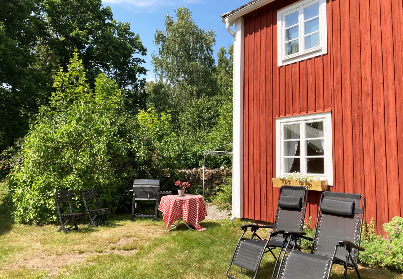 Stuga i Ryd - Trevligt semesterhus med 100 meter till sjön Åsnen