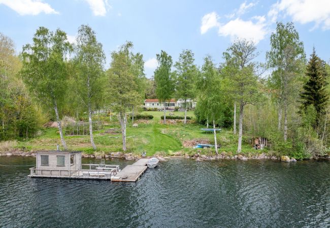  i Tranås - Vackert hus i Tranås med ett underbart läge med vid sjön Loren | SE10012 