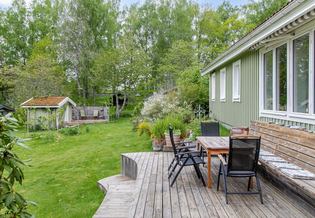 Stuga i Tranås - Vackert hus i Tranås med ett underbart läge med vid sjön Loren | SE10012 