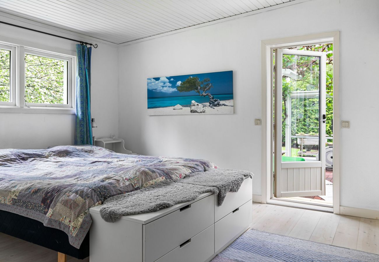 Stuga i Tranås - Vackert hus i Tranås med ett underbart läge med vid sjön Loren | SE10012 