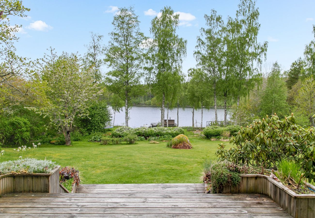 Stuga i Tranås - Vackert hus i Tranås med ett underbart läge med vid sjön Loren | SE10012 