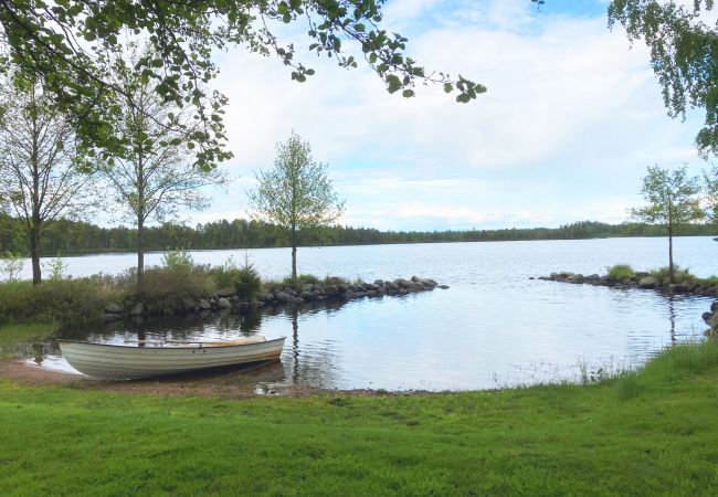 Stuga i Vittaryd - Trevlig stuga i byn Flattinge 9,5 km från Lagan, med utsikt över sjön Flåren | SE06029