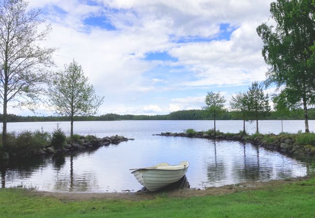 Stuga i Vittaryd - Rymligt semesterhus i Flattinge, Lagan, 200 m från sjön Flåren | SE06028 