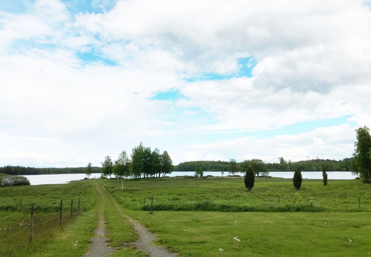 Stuga i Vittaryd - Rymligt semesterhus i Flattinge, Lagan, 200 m från sjön Flåren | SE06028 