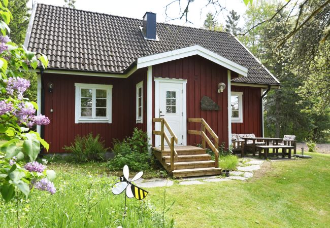  i Mellerud - Mysigt och lantligt semesterboende 150 meter från Vänerns strand 