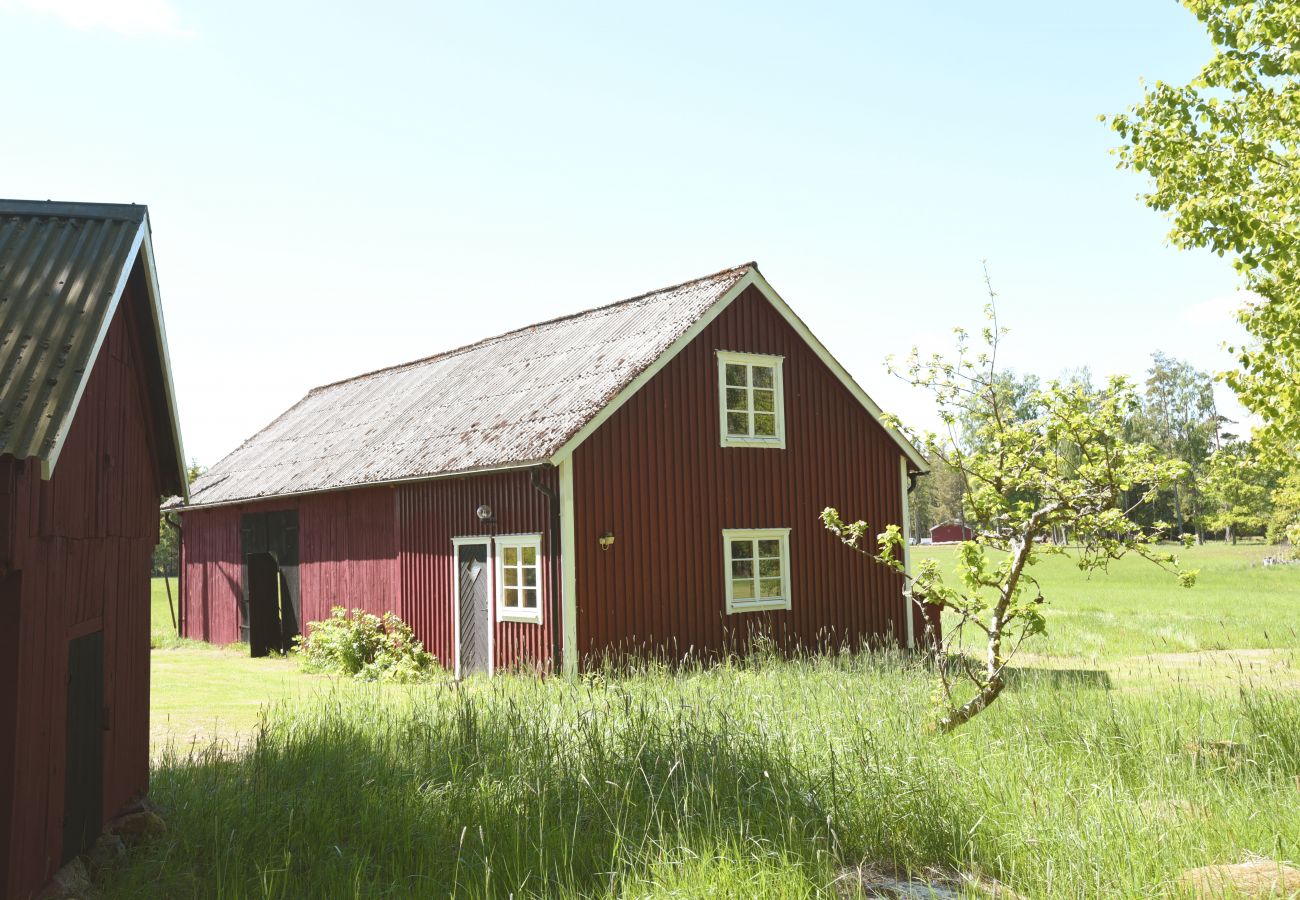 Stuga i Mellerud - Mysigt och lantligt semesterboende 150 meter från Vänerns strand 