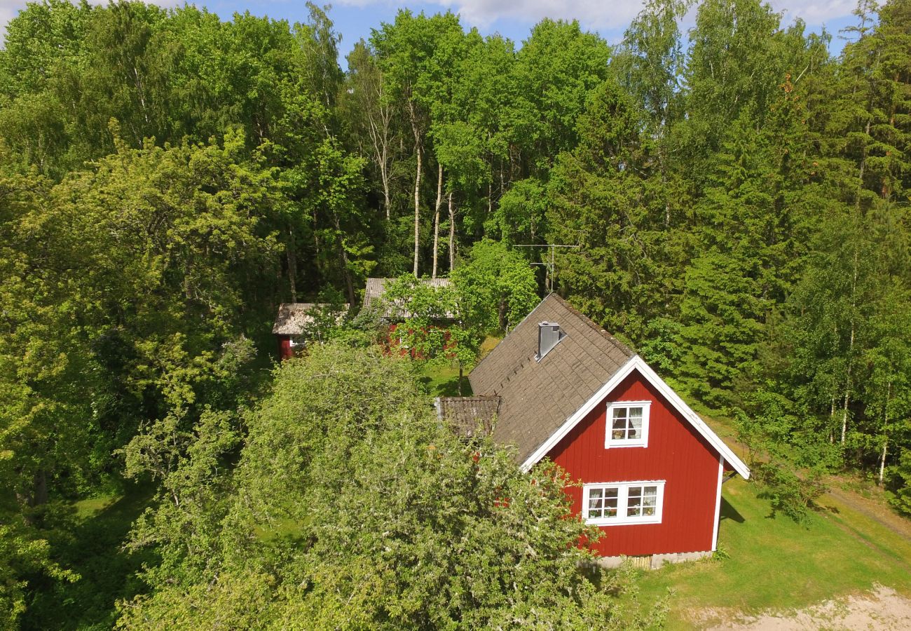 Stuga i Mellerud - Mysigt och lantligt semesterboende 150 meter från Vänerns strand 