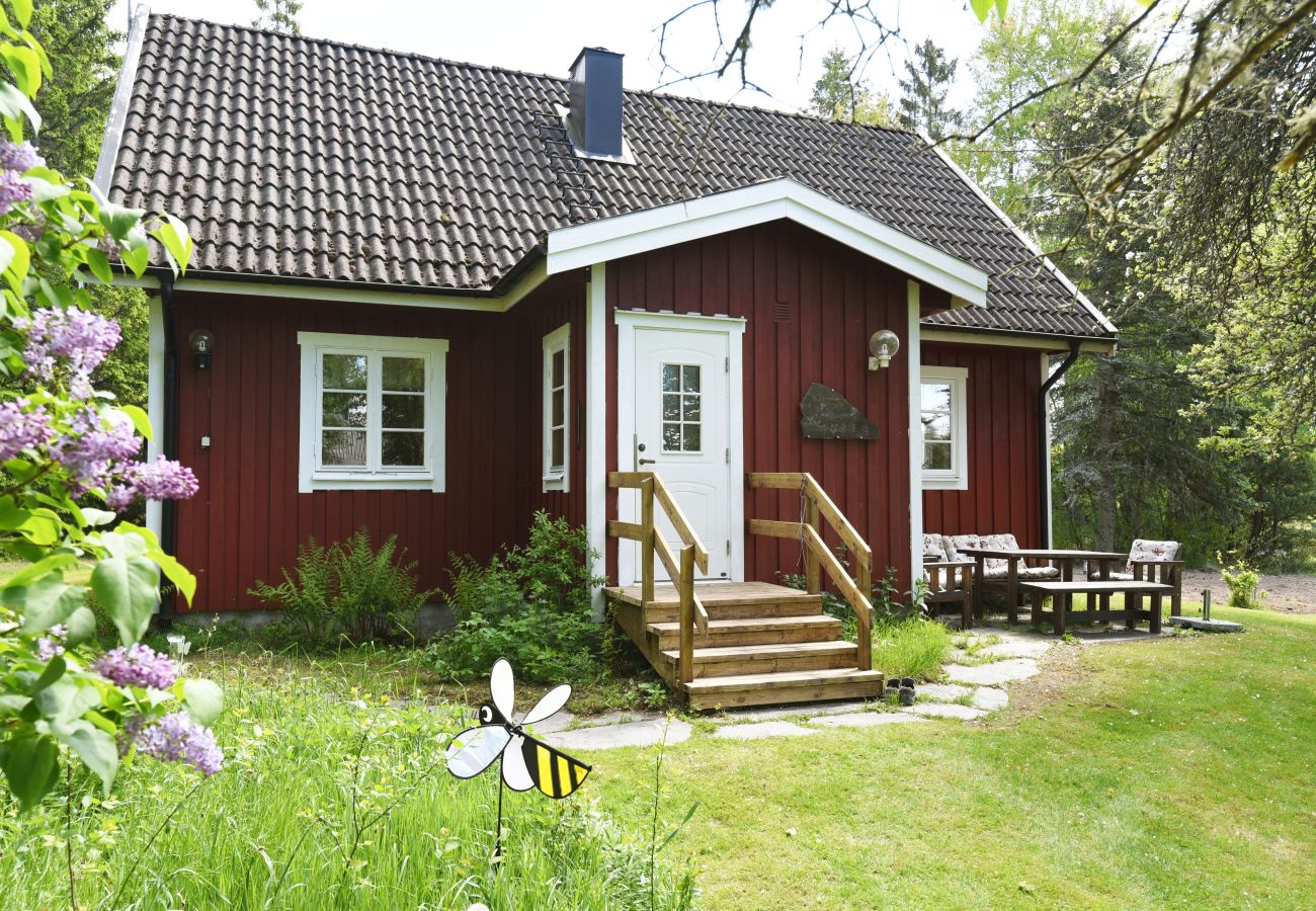 Stuga i Mellerud - Mysigt och lantligt semesterboende 150 meter från Vänerns strand 