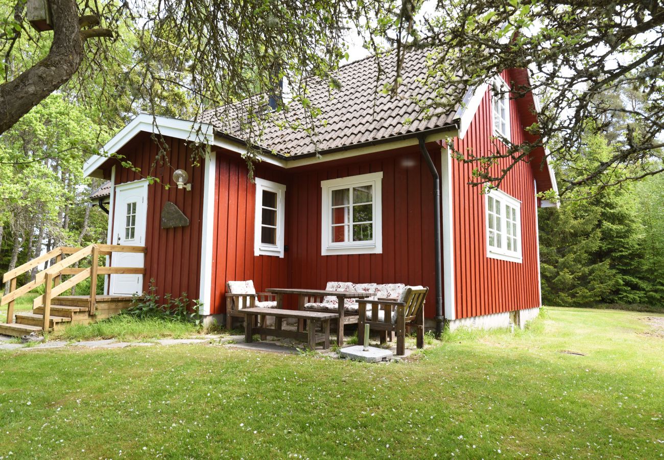 Stuga i Mellerud - Mysigt och lantligt semesterboende 150 meter från Vänerns strand 