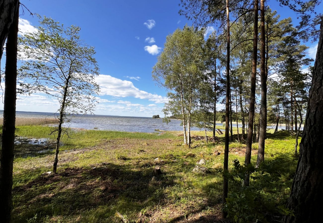 Stuga i Mellerud - Mysigt och lantligt semesterboende 150 meter från Vänerns strand 