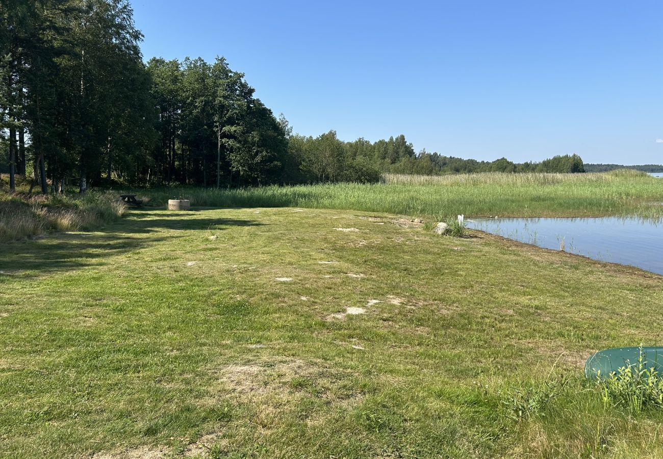 Stuga i Mellerud - Mysigt och lantligt semesterboende 150 meter från Vänerns strand | SE17003