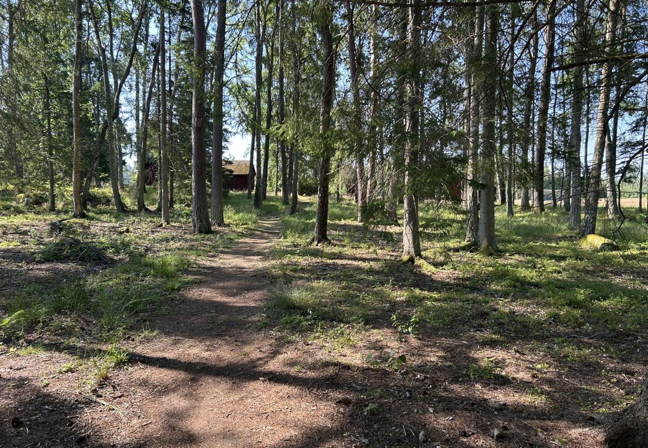 Stuga i Mellerud - Mysigt och lantligt semesterboende 150 meter från Vänerns strand | SE17003