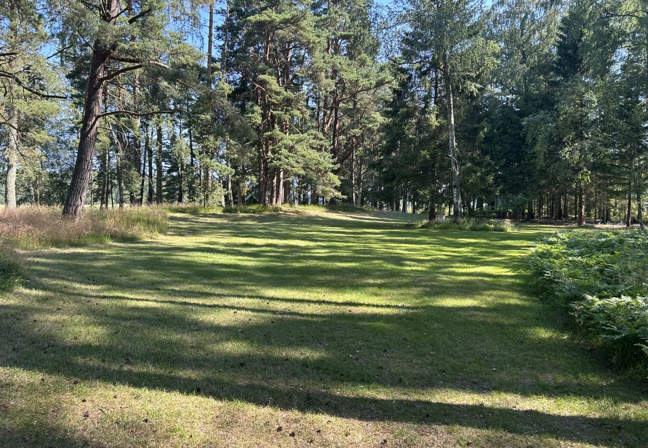 Stuga i Mellerud - Mysigt och lantligt semesterboende 150 meter från Vänerns strand | SE17003