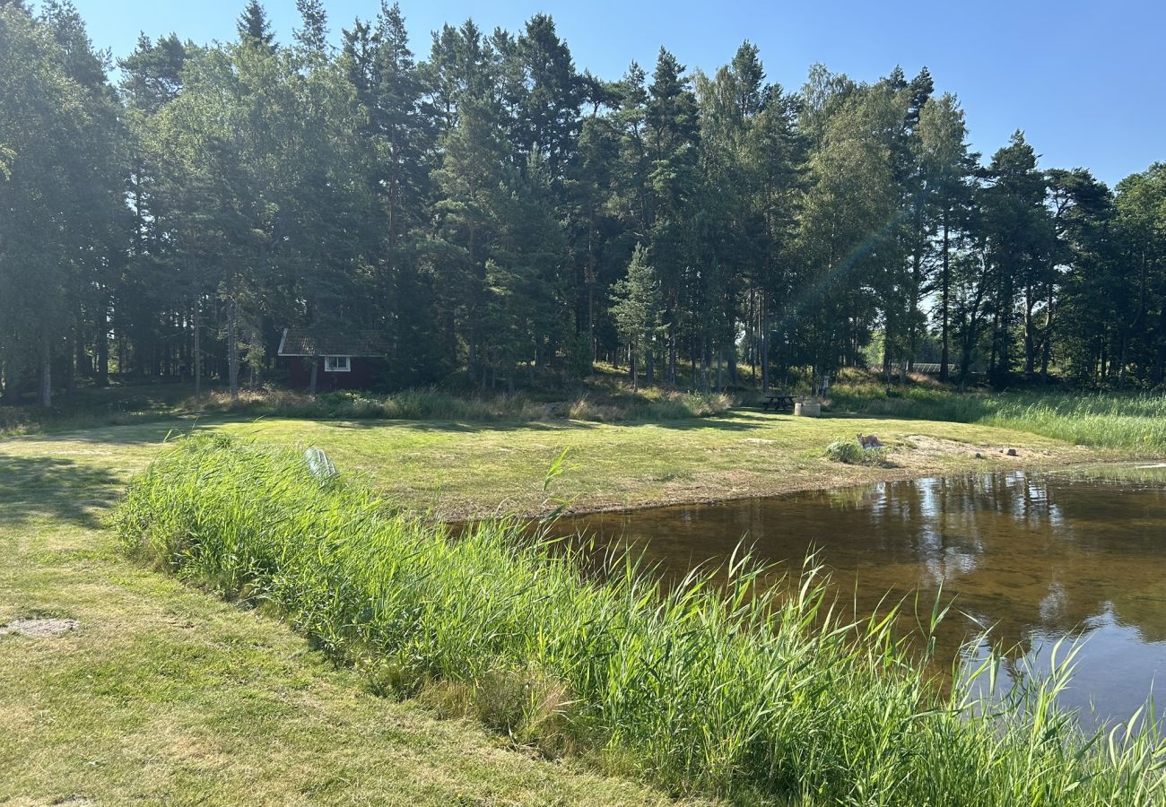 Stuga i Mellerud - Mysigt och lantligt semesterboende 150 meter från Vänerns strand | SE17003