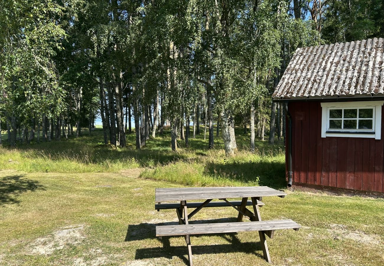 Stuga i Mellerud - Mysigt och lantligt semesterboende 150 meter från Vänerns strand | SE17003