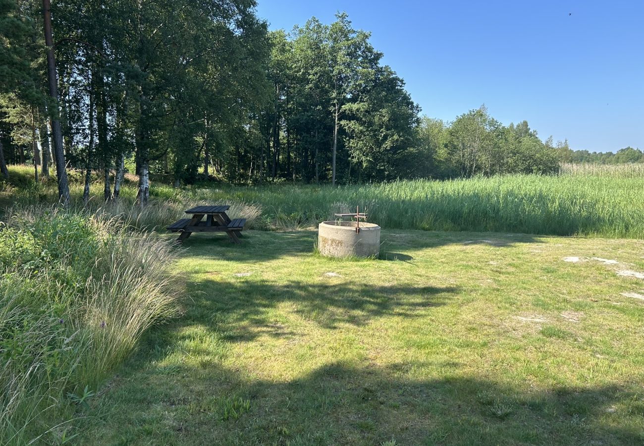 Stuga i Mellerud - Mysigt och lantligt semesterboende 150 meter från Vänerns strand | SE17003