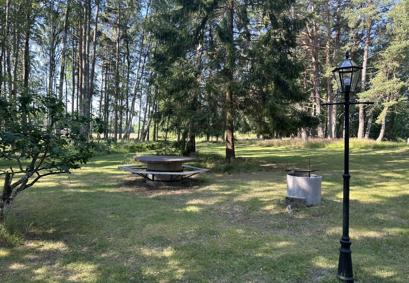 Stuga i Mellerud - Mysigt och lantligt semesterboende 150 meter från Vänerns strand | SE17003