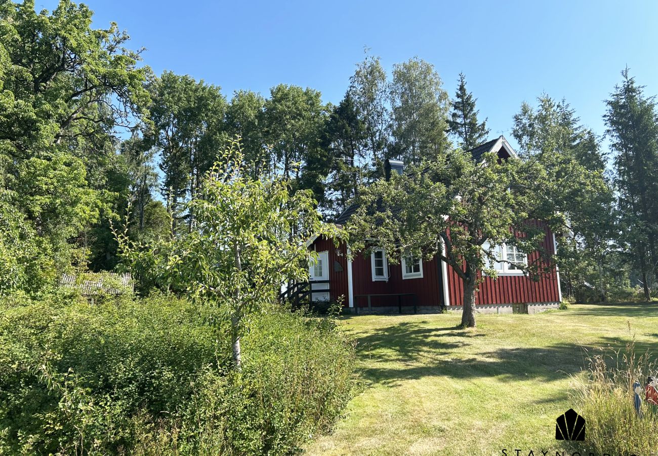 Stuga i Mellerud - Mysigt och lantligt semesterboende 150 meter från Vänerns strand | SE17003