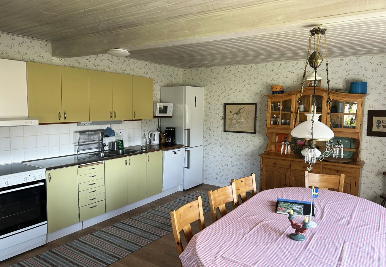 Stuga i Mellerud - Mysigt och lantligt semesterboende 150 meter från Vänerns strand | SE17003