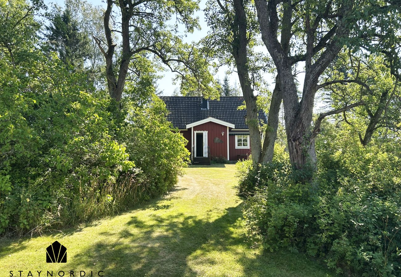 Stuga i Mellerud - Mysigt och lantligt semesterboende 150 meter från Vänerns strand | SE17003